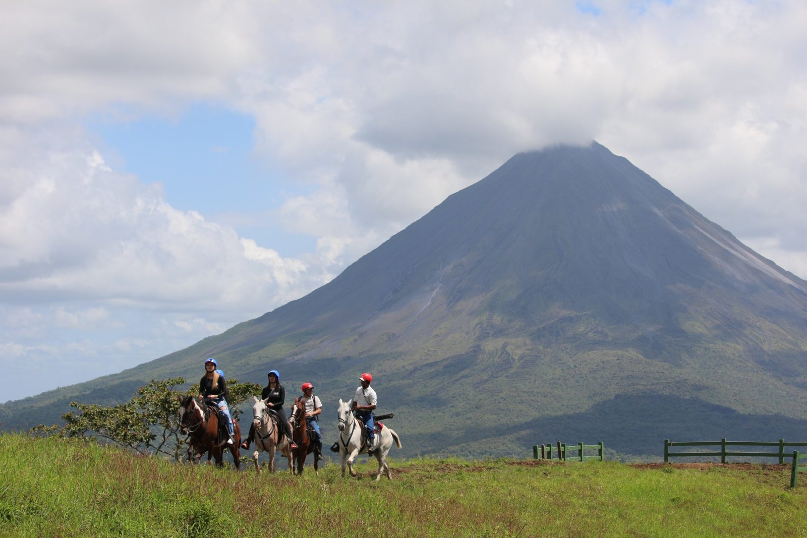 Combo 1 La Fortuna Waterfall & Arenal Volcano Trails